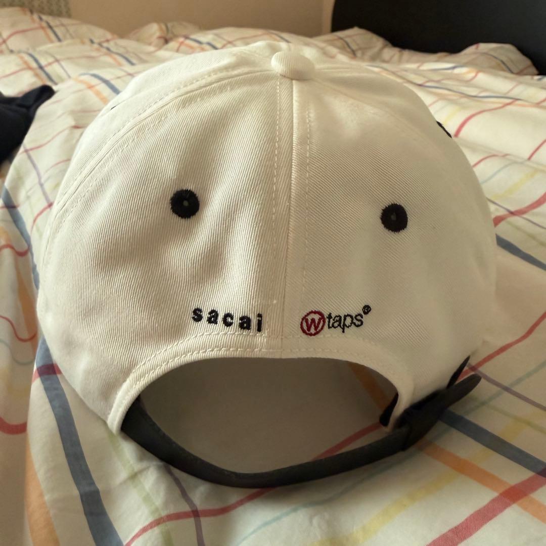 sacai x WTAPS ベースボールキャップ ホワイト/ブラック
