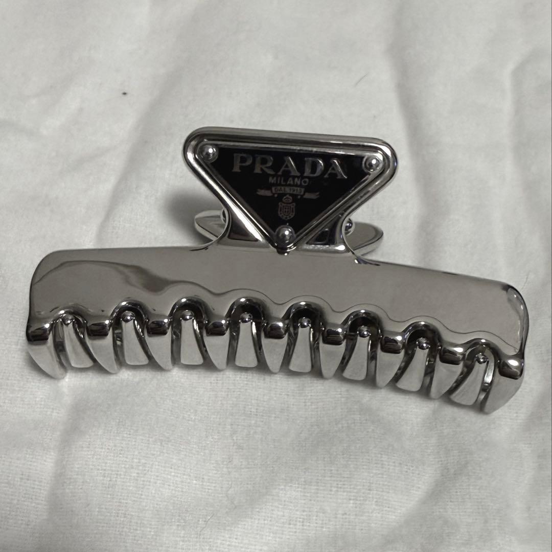 PRADA メタルヘアクリップ