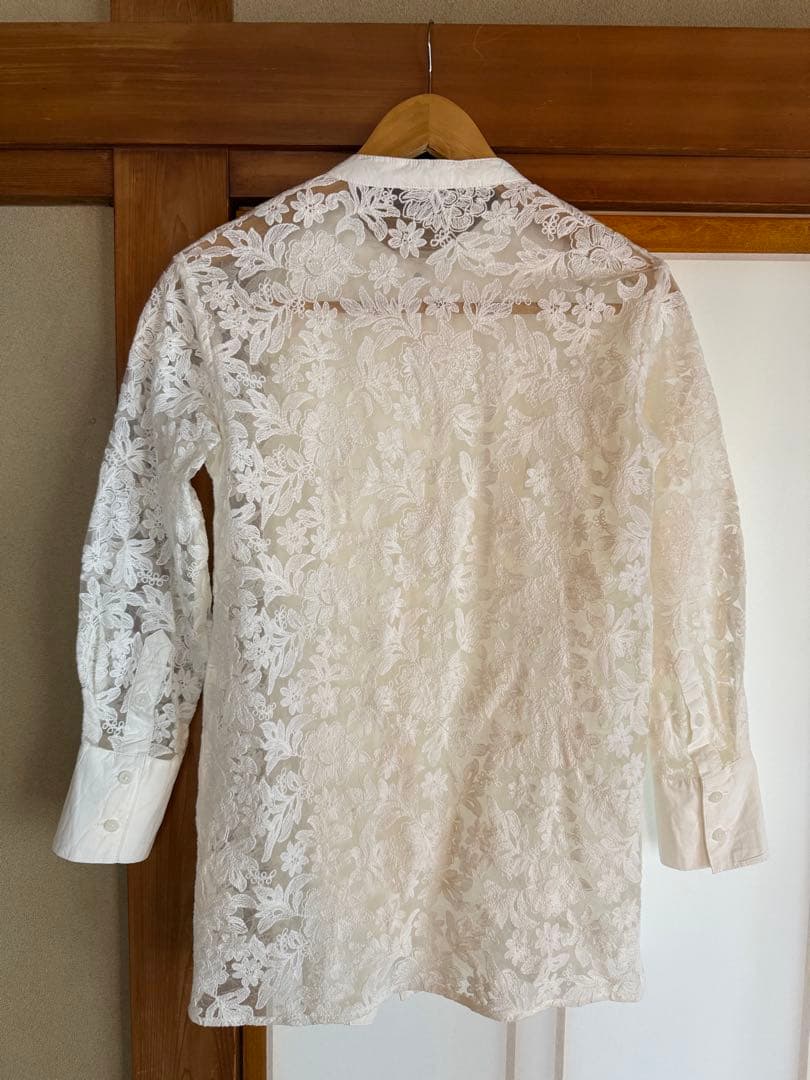 ELLIE エリー　スタンドカラーレースシャツ