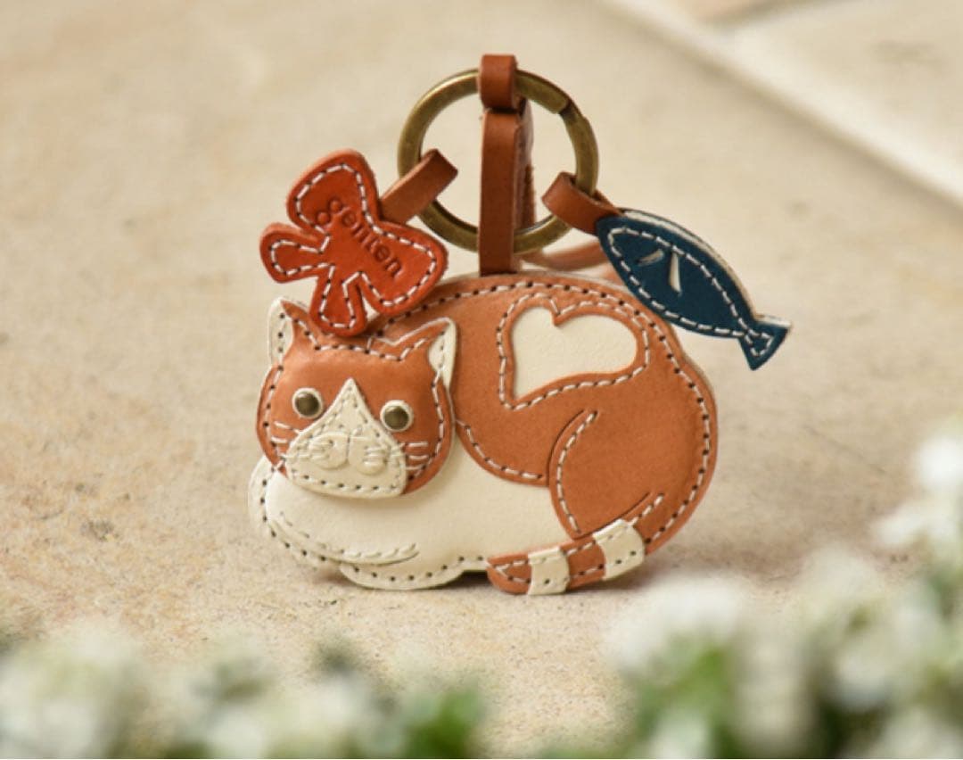 【出品9/15まで・新品未使用】 genten チャーム 茶白 ハチワレ 猫