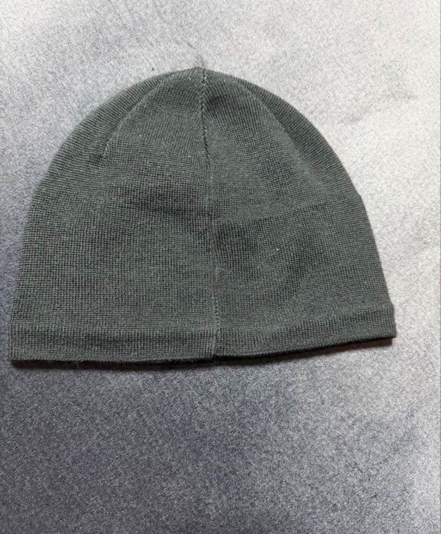 ARCTERYX海外製ダークグレー ニット帽 ロゴ刺繍