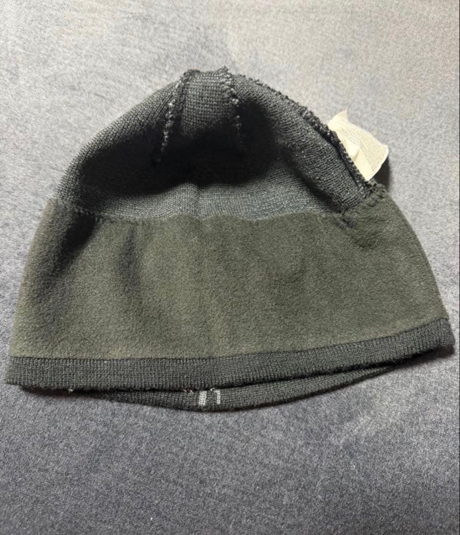 ARCTERYX海外製ダークグレー ニット帽 ロゴ刺繍
