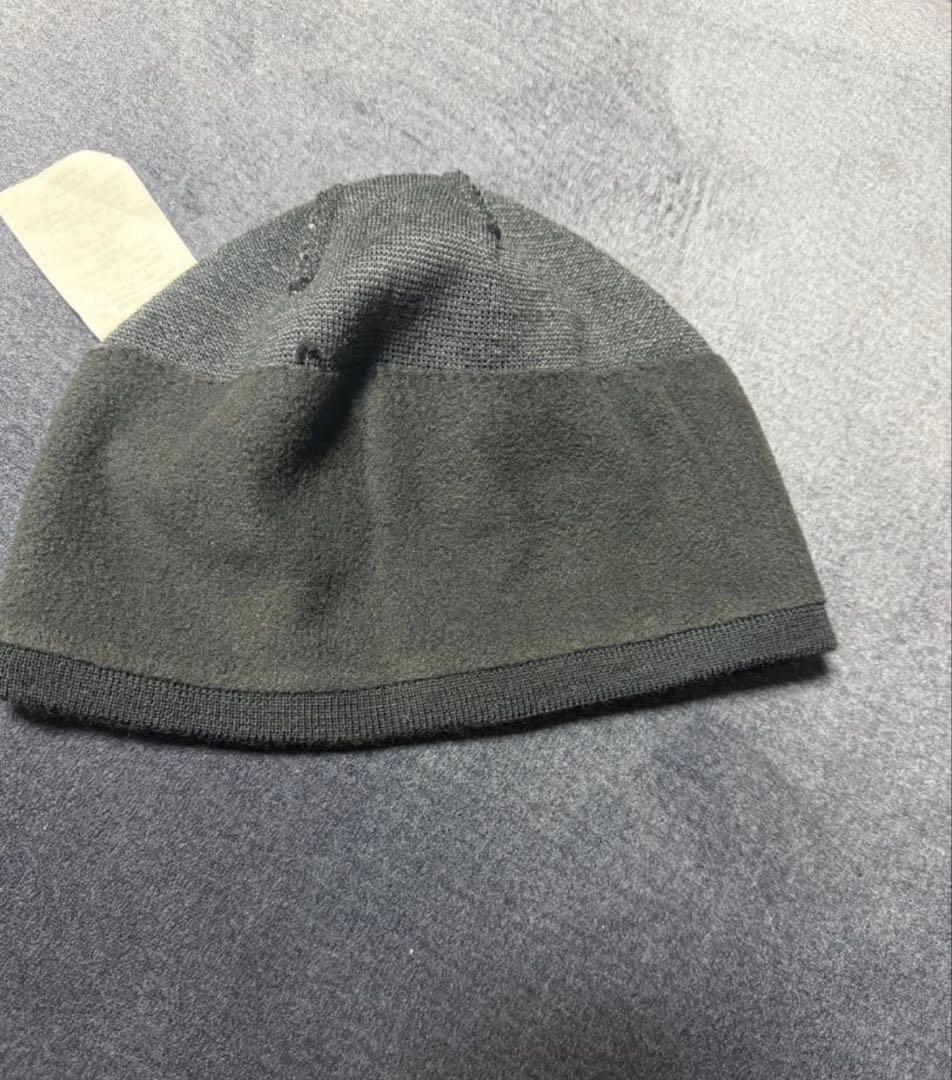 ARCTERYX海外製ダークグレー ニット帽 ロゴ刺繍