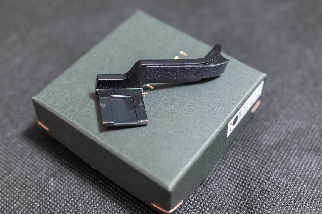 なにがし　LeicaM10、M11用サムレスト　光沢ブラックペイント