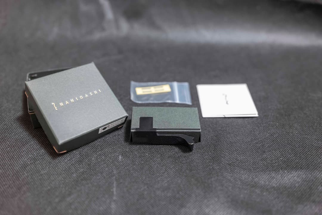 なにがし　LeicaM10、M11用サムレスト　光沢ブラックペイント