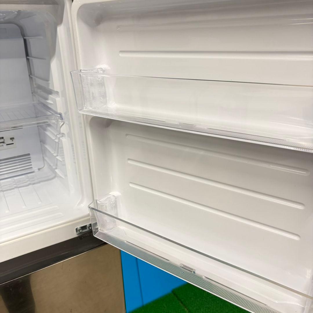 683 SHARP　中型冷蔵庫　200L強　小型　一人暮らし　右開き　2ドア