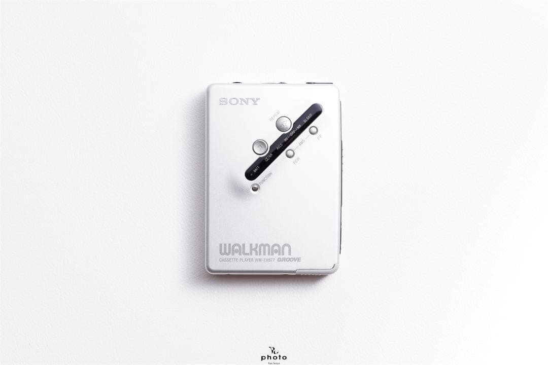 SONY WALKMAN 名機 カセットウォークマン WM-EX677 シルバー