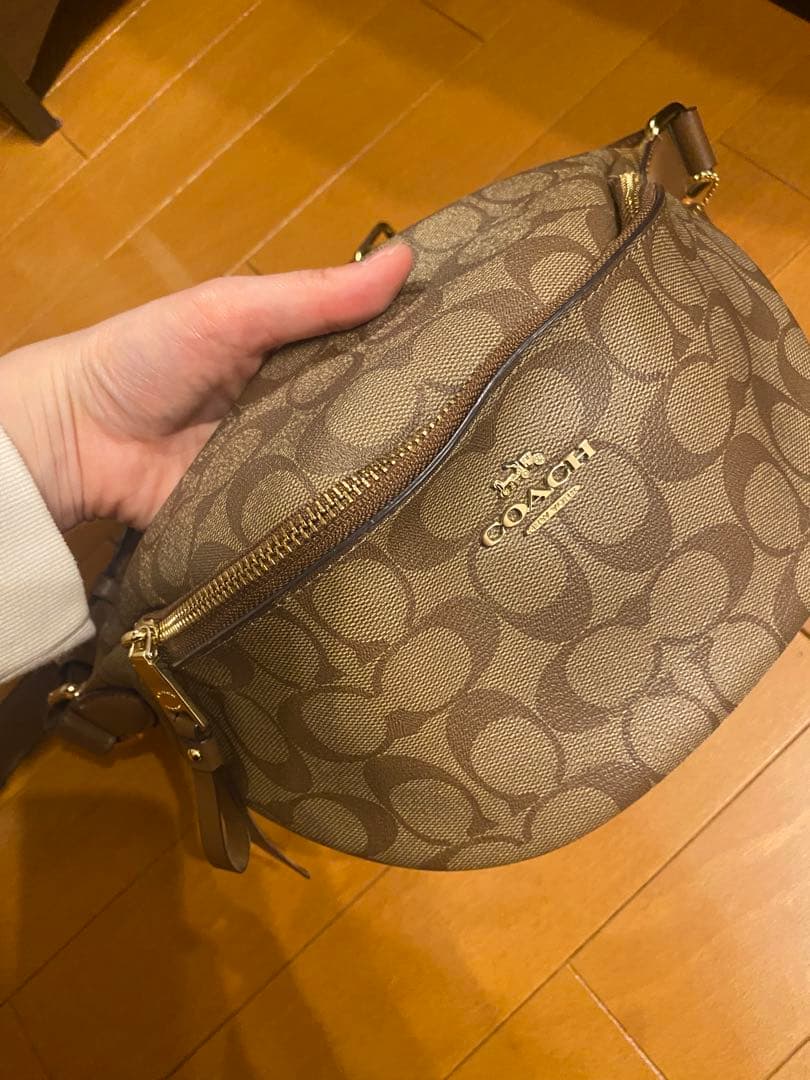 COACH ボディバッグ ベージュ ロゴ入り