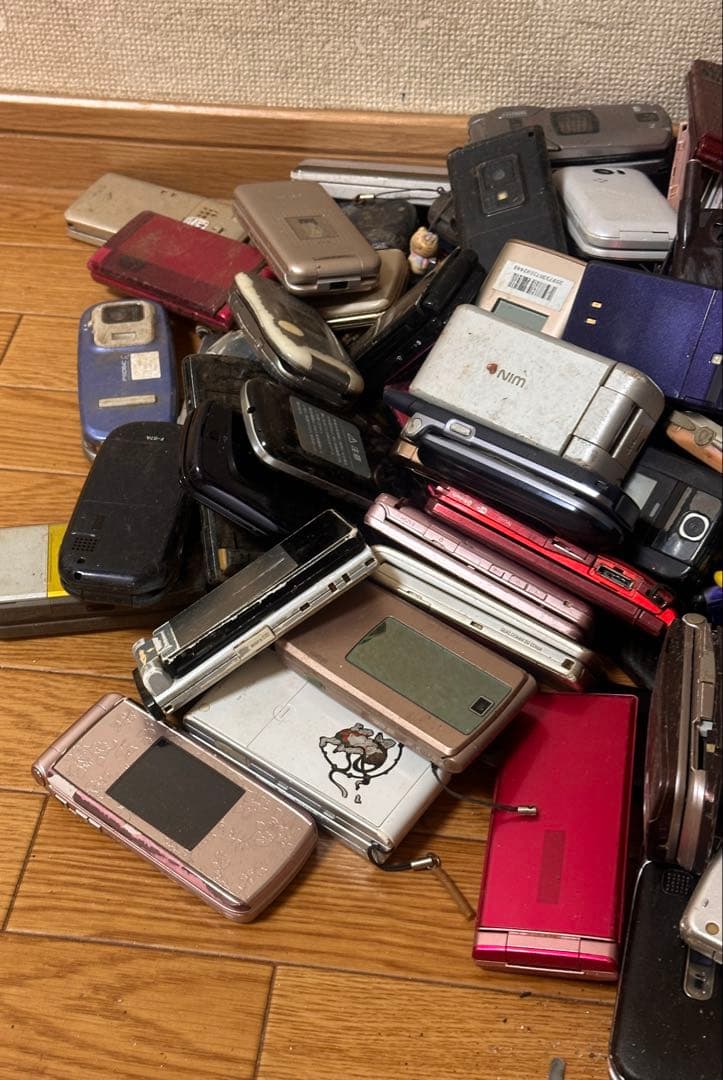 ぽ*け様 ジャンク品　ガラケー　13.3 KG まとめ 110台　本体