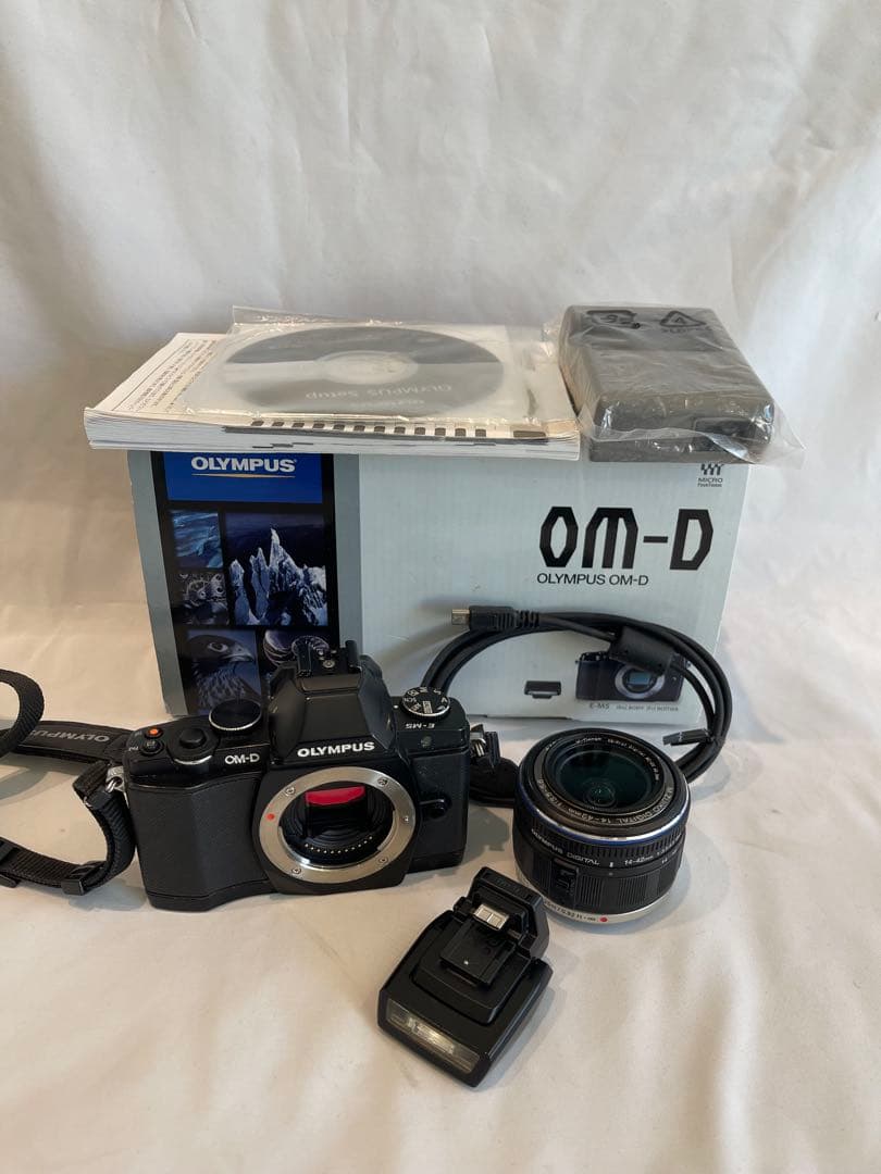 お値下げ　OLYMPUS OM-D E-M5 ブラック　フラッシュ　レンズ付