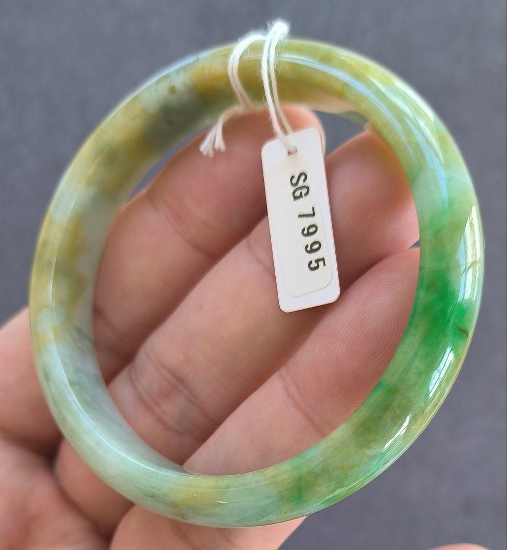 あかおかずき【日本鑑別書付】ミャンマー産本翡翠のバングル（内径56〜57）