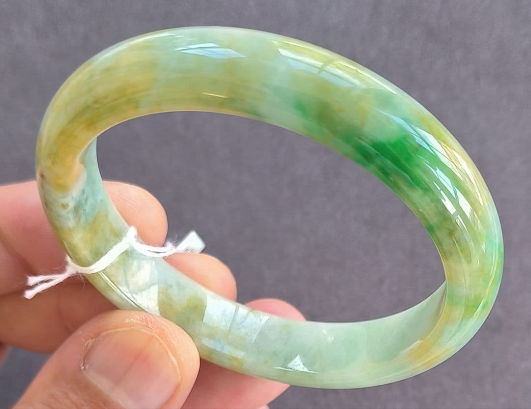 あかおかずき【日本鑑別書付】ミャンマー産本翡翠のバングル（内径56〜57）