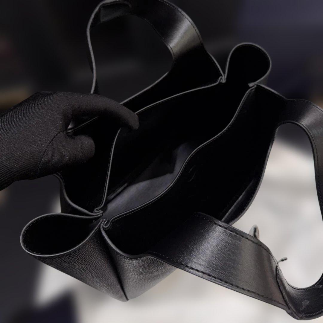 ブラックレザートートバッグ 1BG335