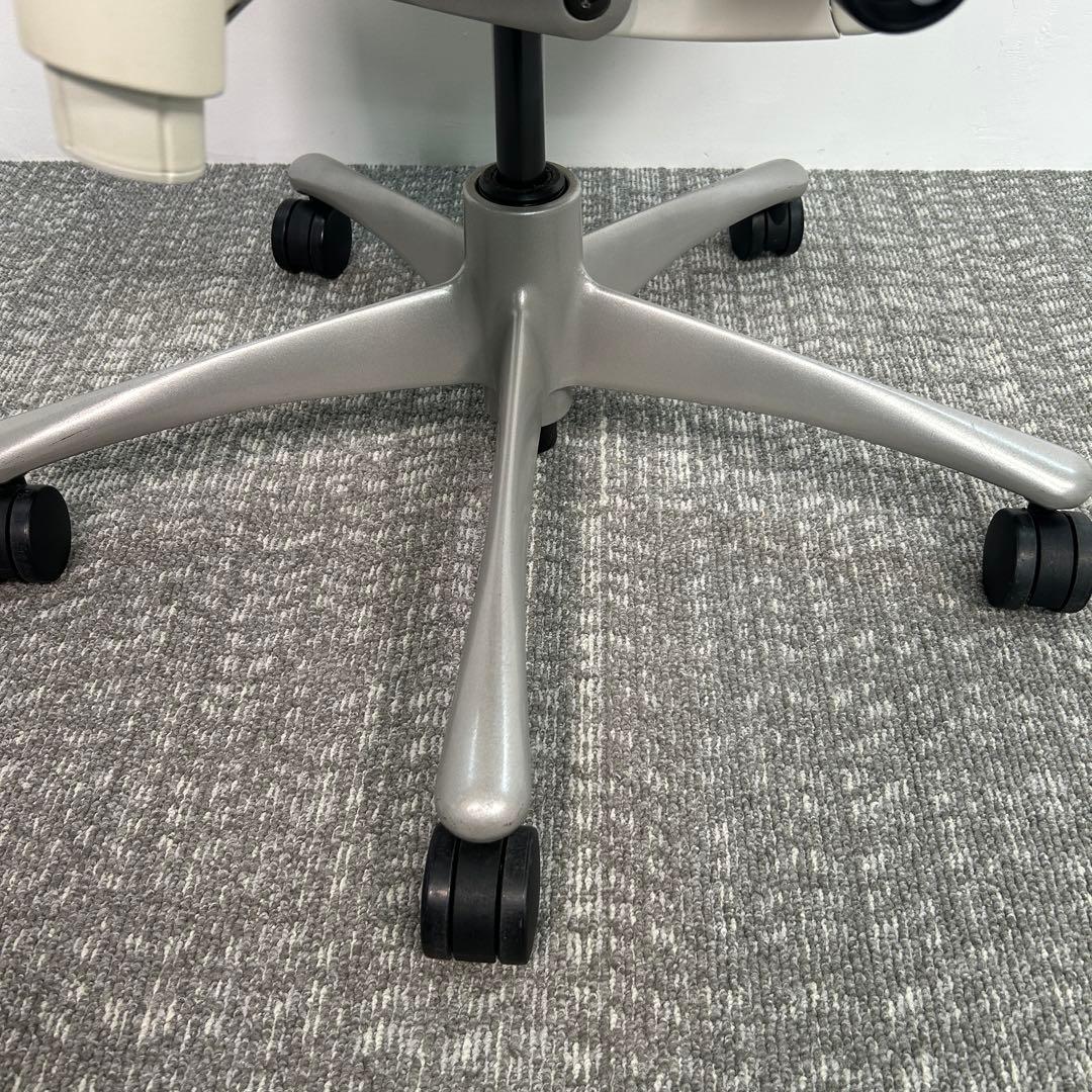 L エンボディチェア ハーマンミラー ホワイト Embody えんじ色系