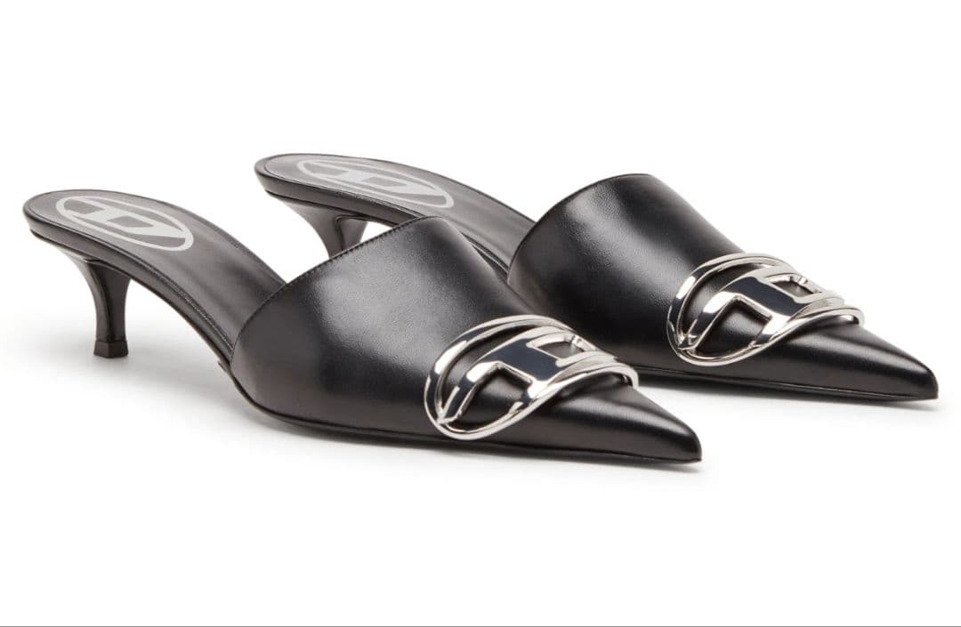 更にお値下げメタルバックル付き黒ポインテッドトゥサンダル