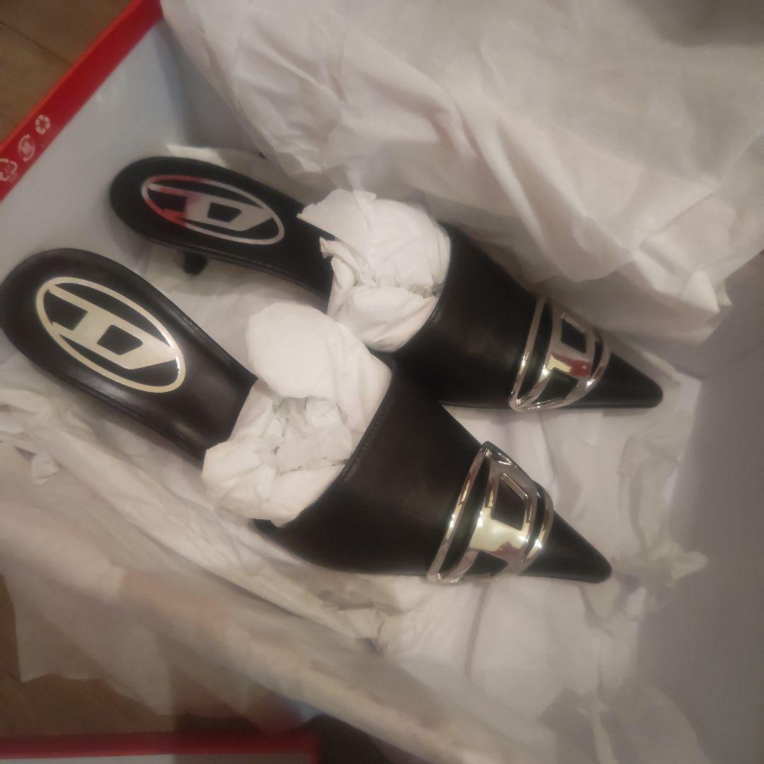 更にお値下げメタルバックル付き黒ポインテッドトゥサンダル