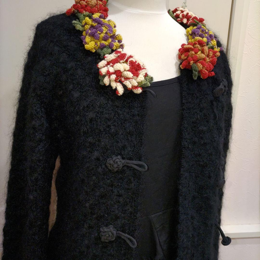 ワンダフルワールド　黒に豪華な花モチーフ付　モヘヤカーディガン 難有り
