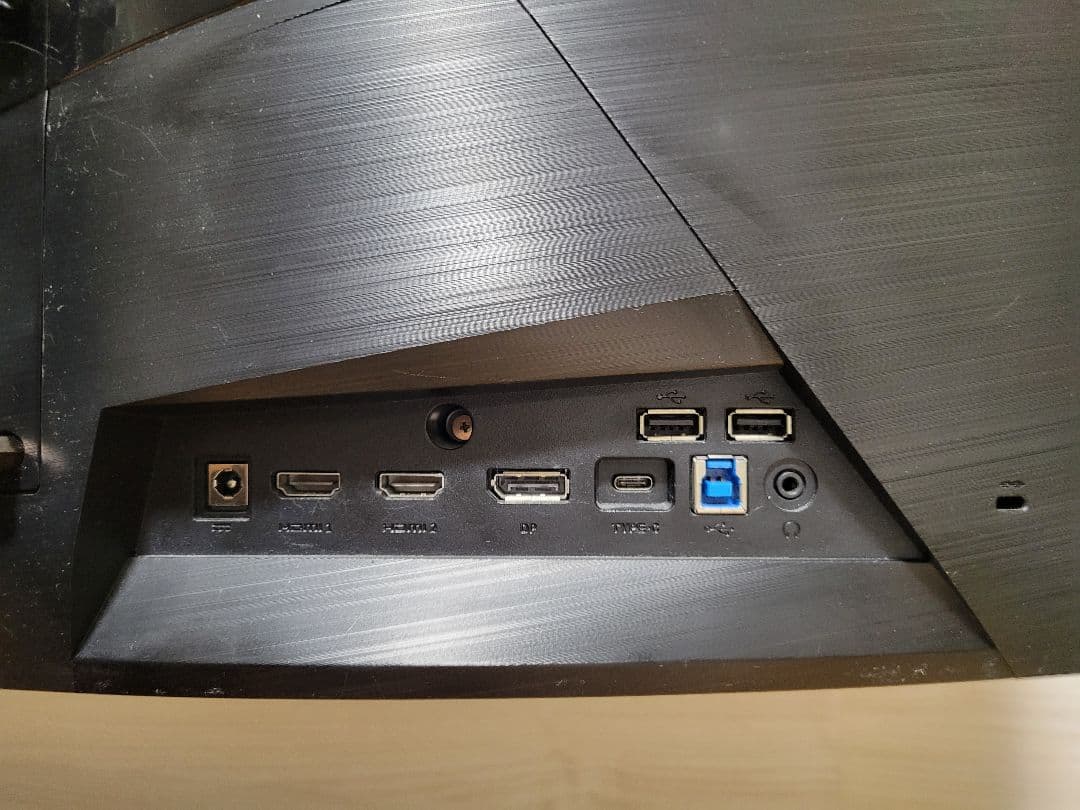 MSI Optix MAG321CURV 31.5インチ4K湾曲ゲーミングモニタ