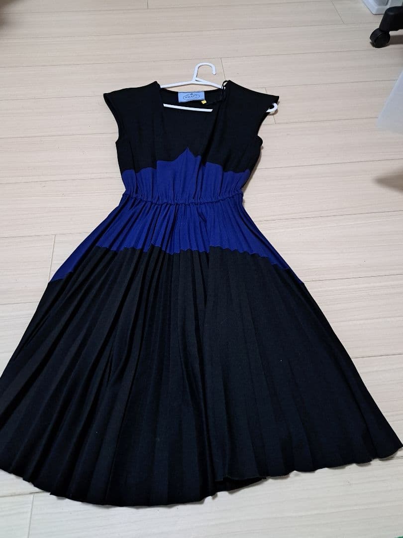 年末大特価　PRADA ノースリーブ ひざ丈ワンピース 黒青