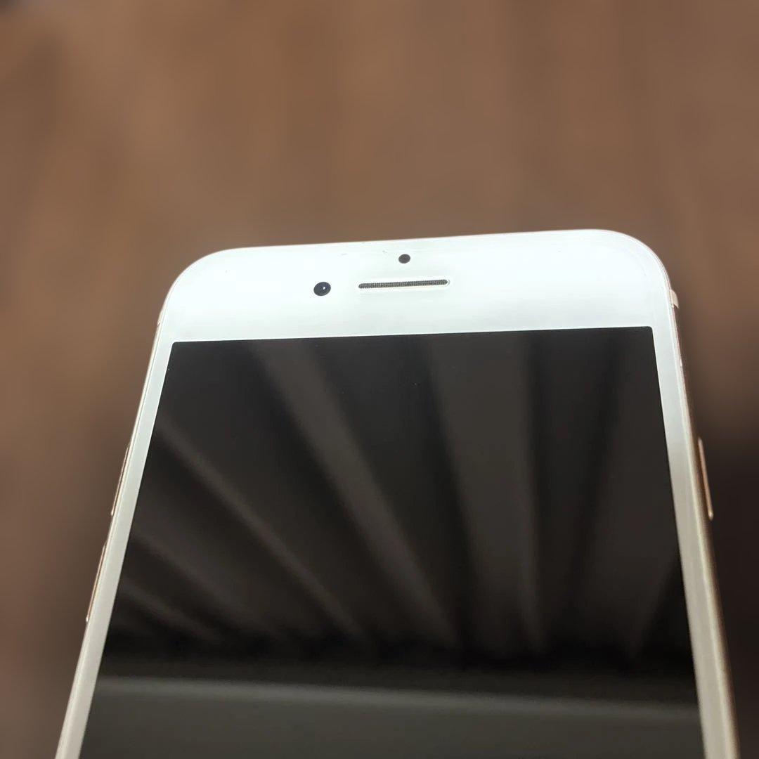 iPhone8 本体　ゴールド