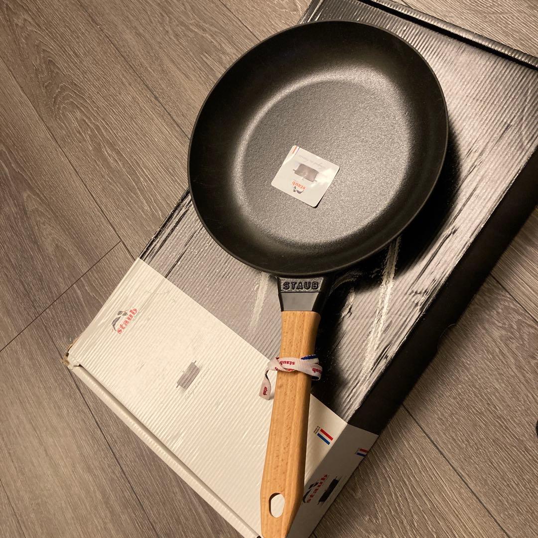 【新品】　STAUB フライパン 鋳鉄製 木製ハンドル