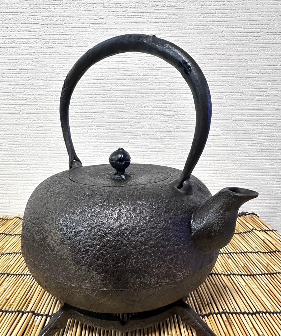 未使用品、供箱等付属品付　南部岩鋳三代目清茂作　２５型肌文様　南部鉄瓶　南部鉄器