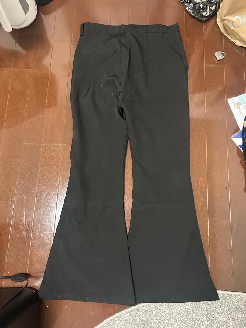 ダークモード　フレアパンツ