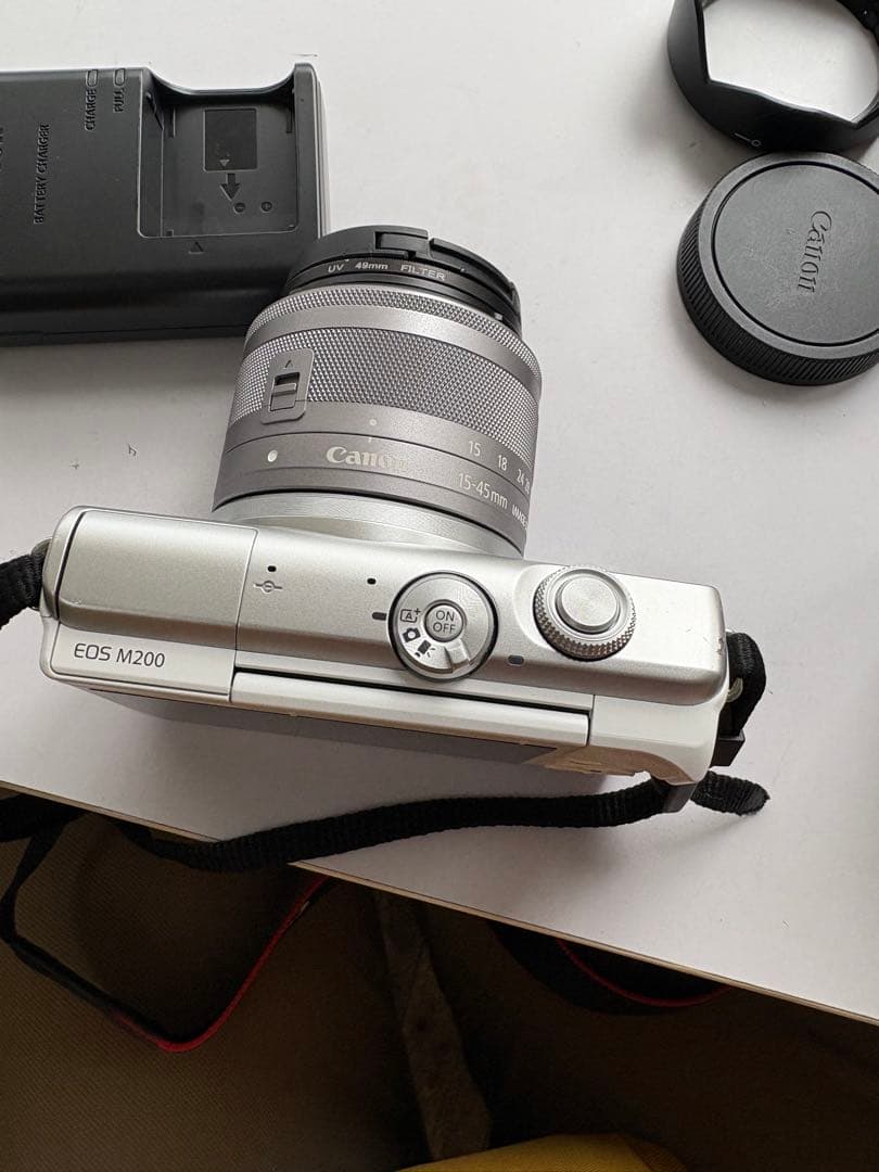 Canon EOS M200 ダブルズームキット ホワイト　ミラーレス一眼