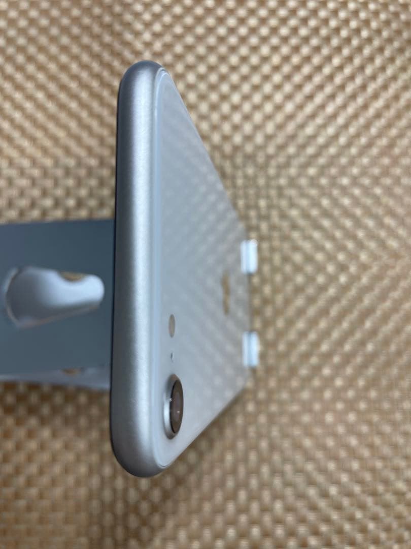 iPhone SE 第3世代 64 GBスターライトSIMフリー【4533】
