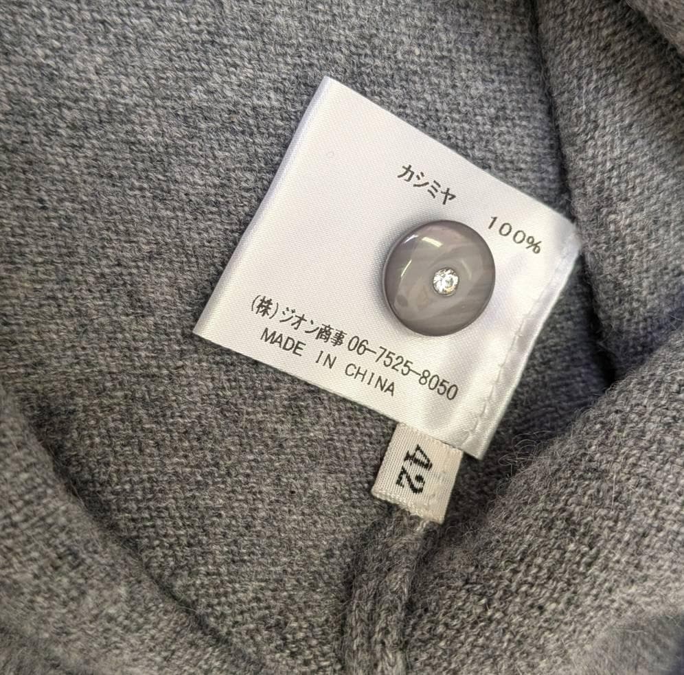 【未使用】高級 カシミヤ １００％ 花柄 グレー系 カーディガン ４２サイズ