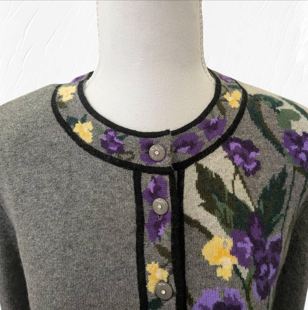 【未使用】高級 カシミヤ １００％ 花柄 グレー系 カーディガン ４２サイズ