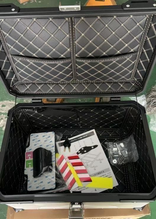 未使用中古美品 65Lバイクリアボックス アルミ制 ブラックT0213