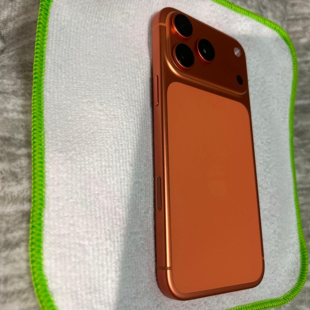 クマちゃん iPhone17ProMax 512GB コズミックオレンジ