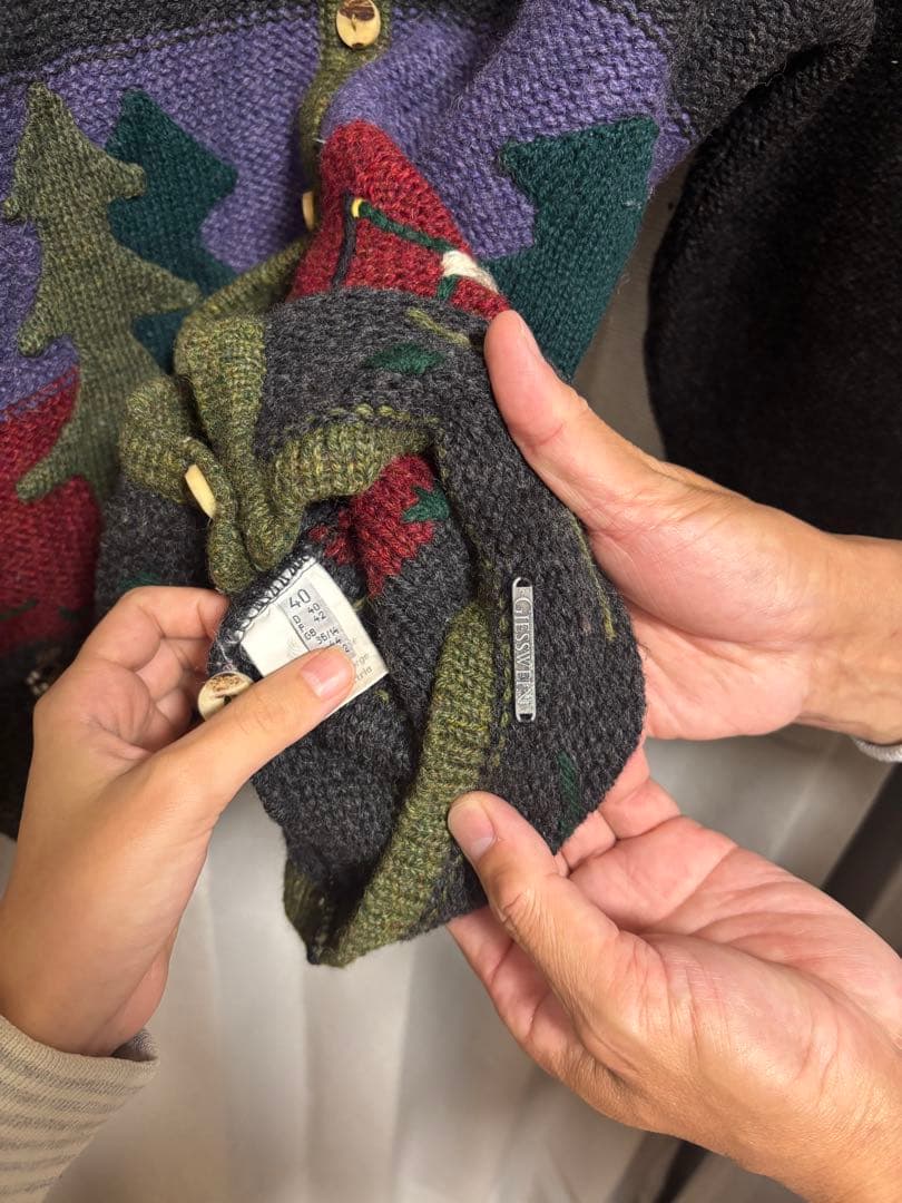 美品　GIESSWEIN刺繍デザインカーディガン