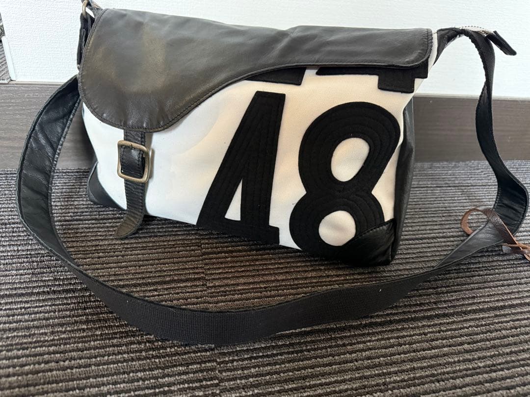 SADDLE (サドル) 白×黒 ゼッケンショルダーバッグ 競馬 JRA