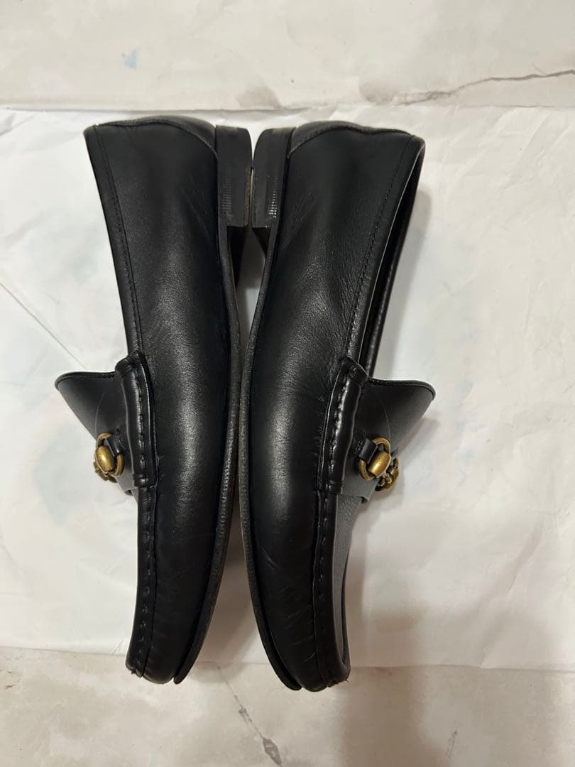 GUCCI ブラックレザー ローファー ゴールド金具　23