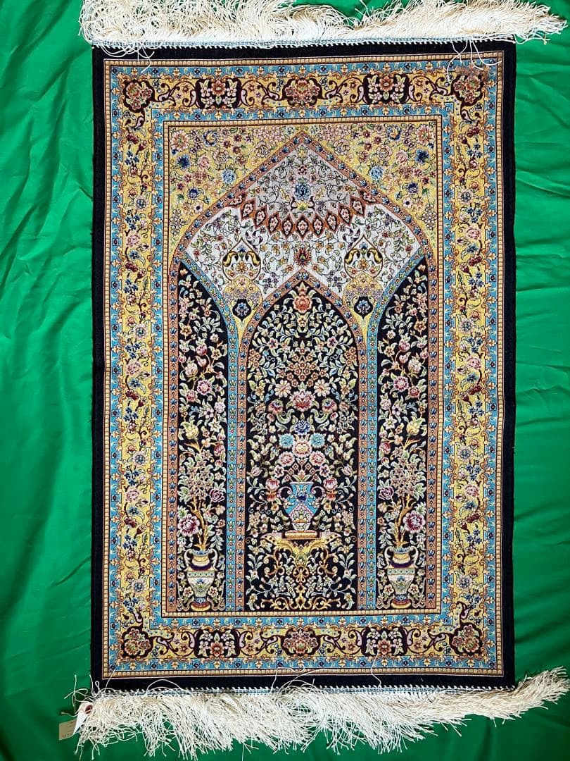 ペルシャ絨毯 黒基調シルク91cm×59cm