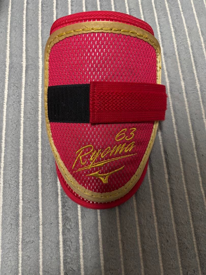 西川龍馬実使用　エルボーガード カープ時代