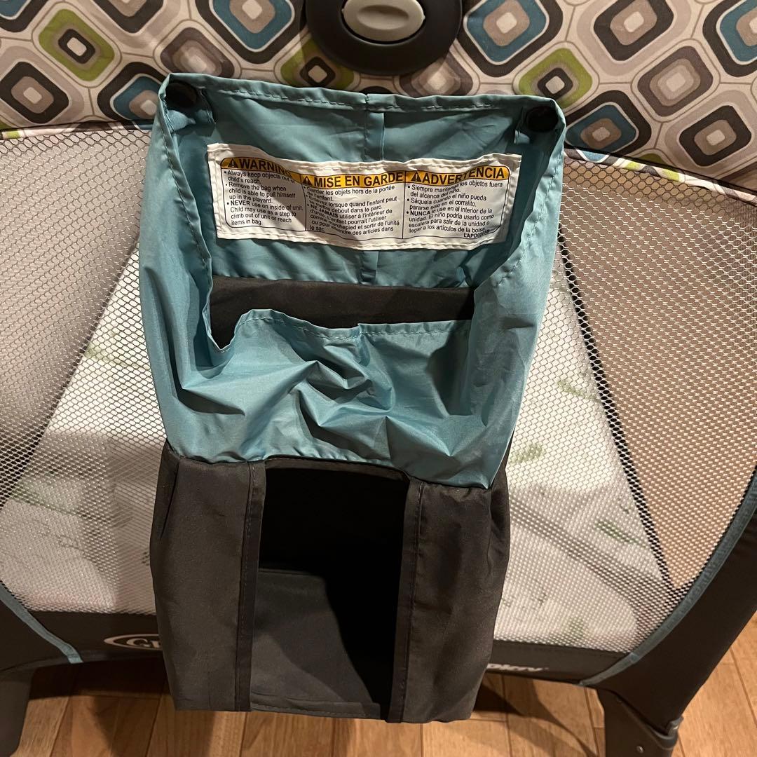 【Graco グレコ】ベビーベッド　ポータブルナッパー＆バシネット付プレイヤード