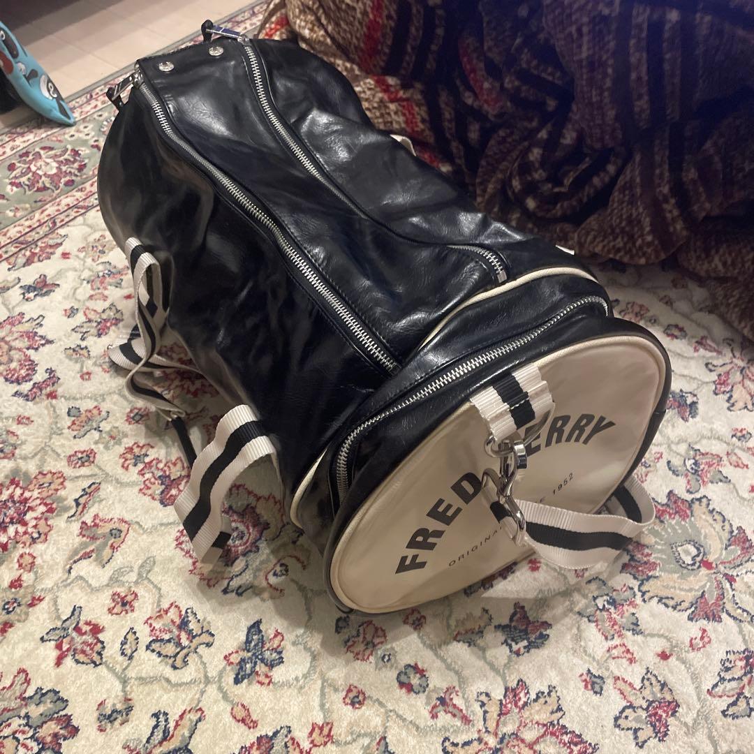 FRED PERRY ブラック ドラムバッグ ボストン