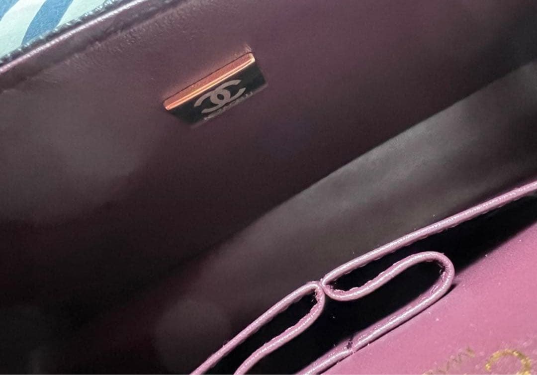 ブラックのキルティングレザーショルダーバッグ