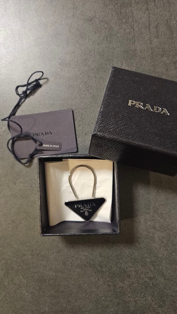 新品未使用　PRADA エナメルメタル　キーリング