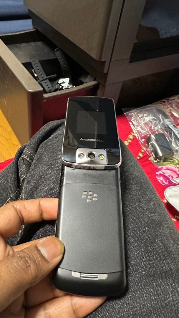 BlackBerry フリップフォン シルバー/ブラック