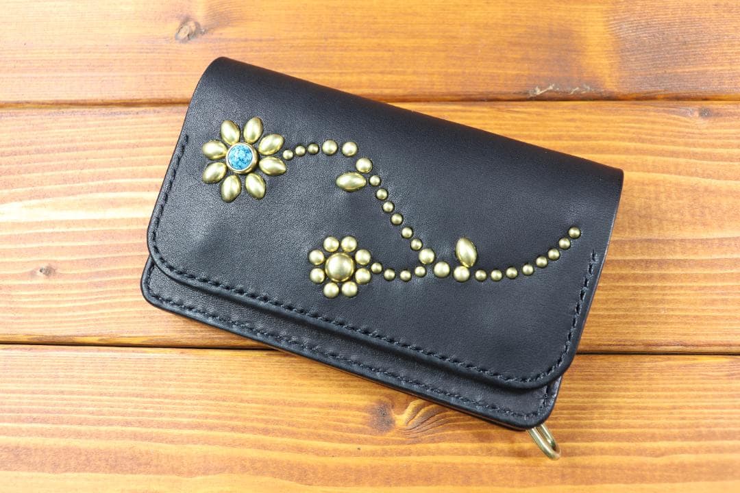 フラワースタッズミドルトラッカーウォレット ハトメ小判カン付き