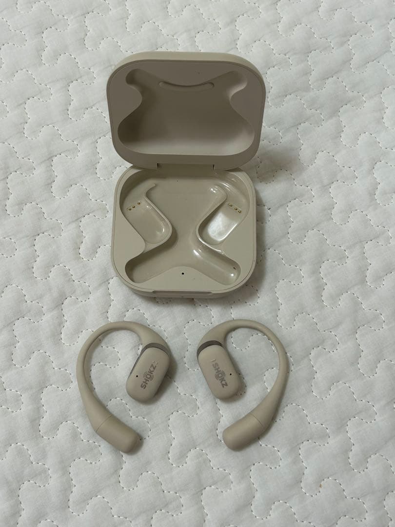 【送料無料】SHOKZ ワイヤレスイヤホン ベージュ 充電ケース付き
