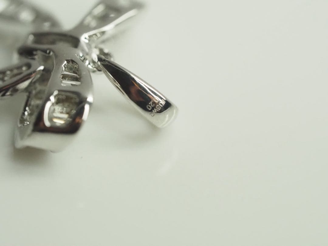 可愛いリボンモチーフ　K18WGテーパーカット天然ダイヤモンド ペンダントトップ