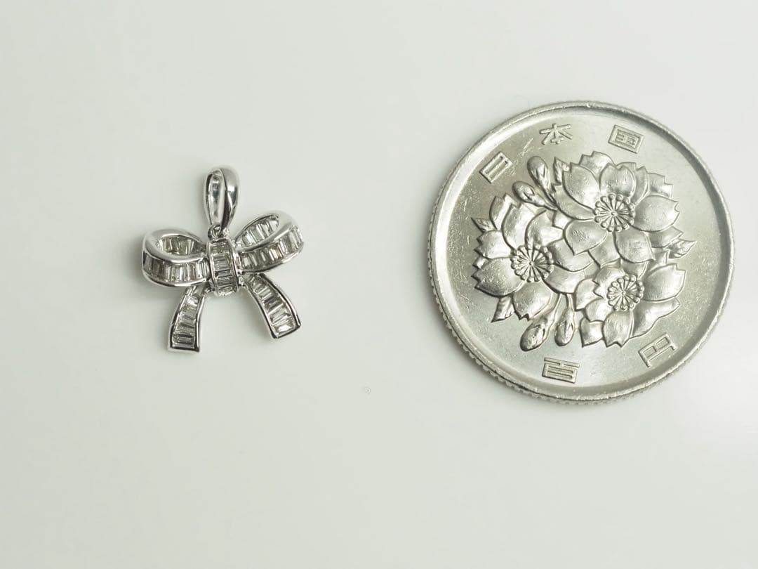 可愛いリボンモチーフ　K18WGテーパーカット天然ダイヤモンド ペンダントトップ