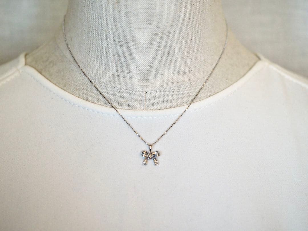 可愛いリボンモチーフ　K18WGテーパーカット天然ダイヤモンド ペンダントトップ