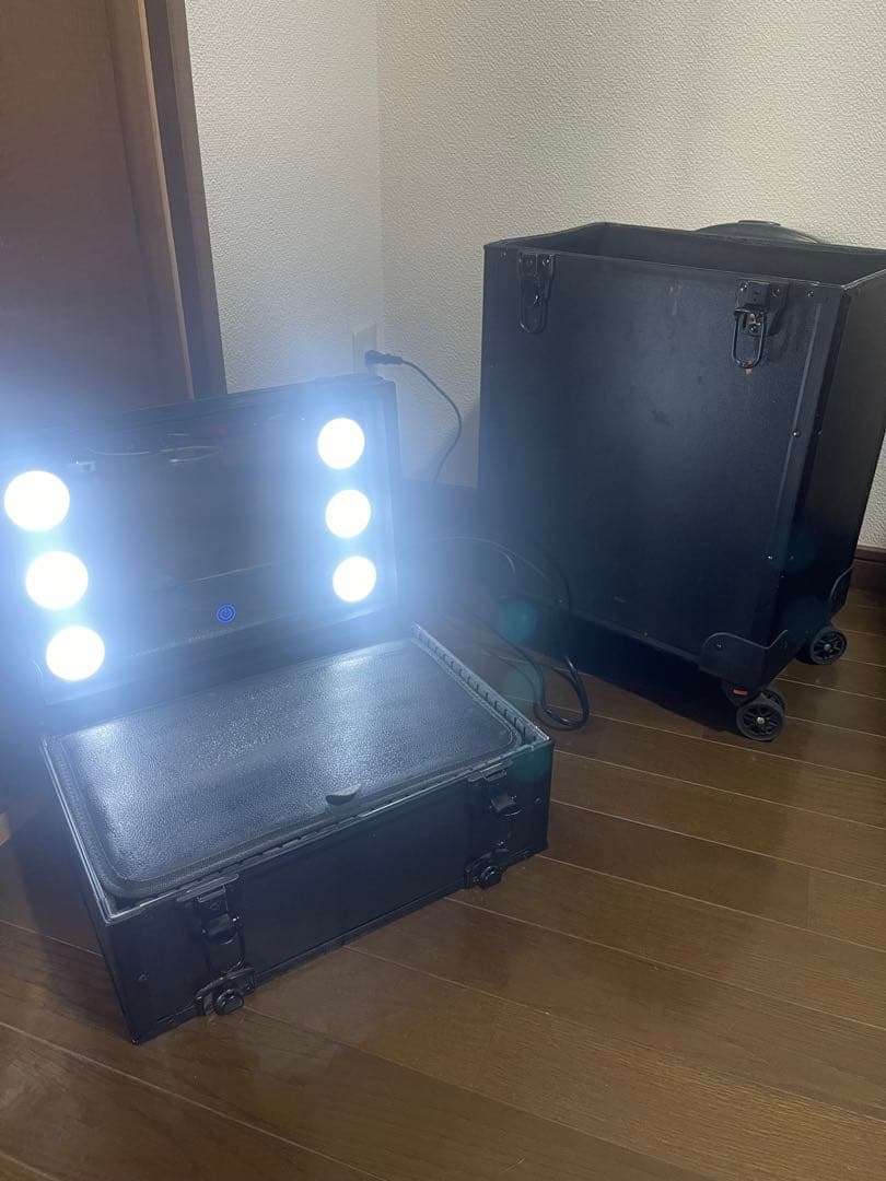 黒いメイクボックス ミラー付き メイクアップアーティスト専用化粧箱 可移動化粧台