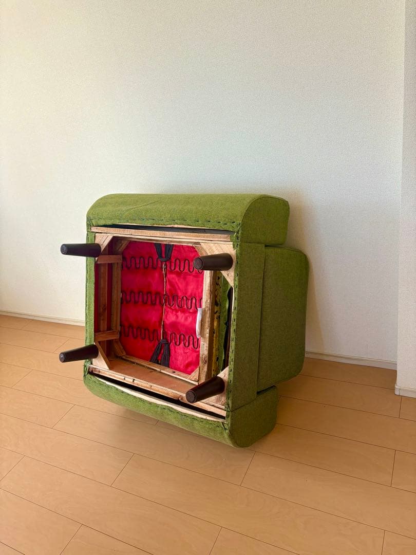 グリーンの落ち着いたワイドソファ（1.5人掛け）